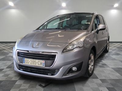 la voiture argentée est garée dans le garage sur le sol en damier