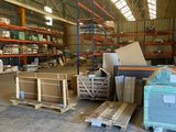un grand entrepôt rempli de boîtes et de palettes