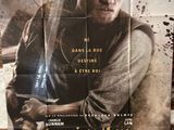une affiche de film représentant un homme tenant une épée devant un mur