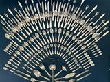 de nombreuses cuillères en argent et des cuillères à soupe disposées en éventail
