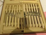 beaucoup de stylos dans un étui posé sur une table