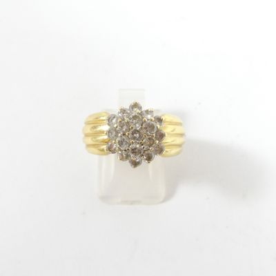 une image d'une bague en or et en diamant sur une surface blanche