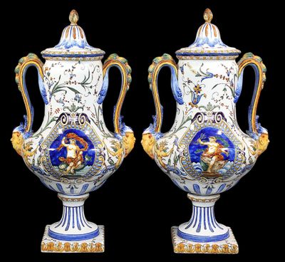 une paire de grands vases ornés de motifs bleus et blancs