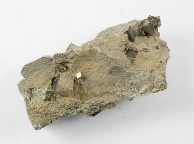 un gros plan d'un morceau de roche posé sur une surface blanche