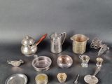 beaucoup d'objets en argent qui se trouvent sur la table