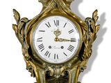 une horloge accrochée au mur sur le mur