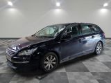 la photo d'une voiture noire garée sur un sol en damier