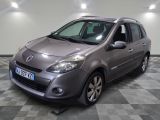 la voiture grise est garée dans le garage sur le sol en damier