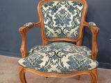 une chaise avec un revêtement bleu et blanc, revêtement, revêtement, revêtement, revêtement, revêtement, revêtement, revêtement, revêtement