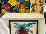 deux tableaux posés sur une table recouverte d'une nappe blanche