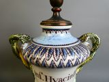 un vase bleu et blanc posé sur une table