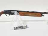 un gros plan d'un fusil posé sur une surface blanche, avec des sachets transparents