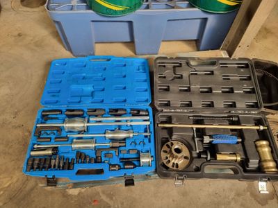 une mallette bleue contenant des outils, posée par terre