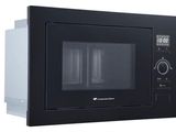 un micro-ondes noir, la porte ouverte, sur fond blanc