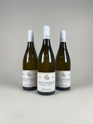 trois bouteilles de vin blanc posées sur une table