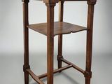 une vieille table en bois surmontée d'une étagère