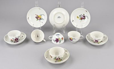 de nombreux types de tasses à thé et de soucoupes sur la table