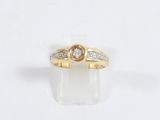 une bague en or jaune avec un diamant serti au centre