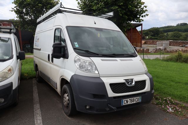 Véhicule utilitaire PEUGEOT Boxer immatriculé CN-768-CA, 1ère mis...