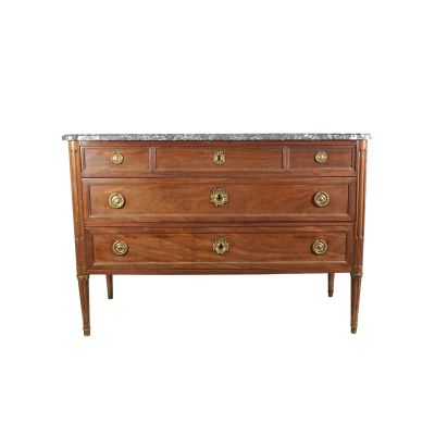 une commode en bois avec un plateau en marbre sur fond blanc