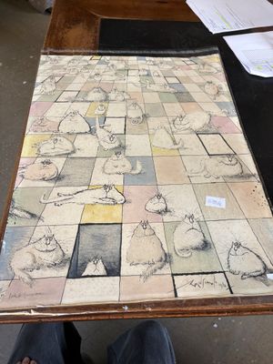 une personne assise à une table sur laquelle se trouve un dessin