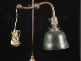 une lampe à l'ancienne, avec une corde et une ampoule