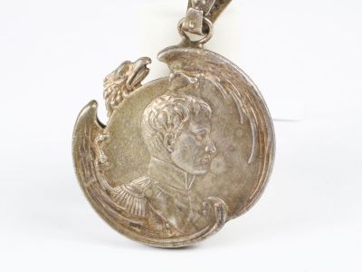 Pendentif en métal argenté épousant la forme d'un aigle : Na…