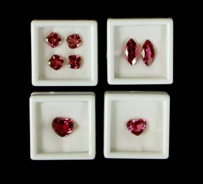 quatre plateaux carrés blancs contenant chacun quatre pierres précieuses de couleurs différentes