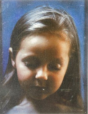 une photo d'une jeune fille portant un anneau dans le nez