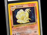 gros plan d'une carte pokemon dans un étui en plastique