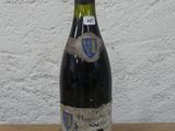 une bouteille de vin posée sur une table