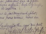 une lettre manuscrite rédigée sur une feuille de papier