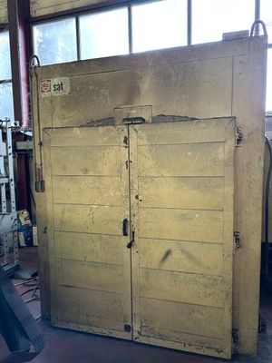 une grande porte en bois au milieu d'une pièce
