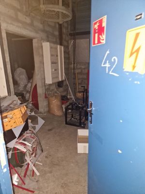 une pièce dont la porte bleue porte une pancarte