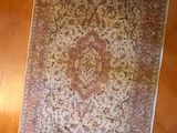 un tapis accroché au mur à côté d'une lampe