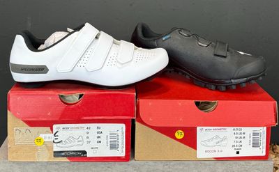 deux paires de chaussures posées sur une boîte