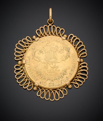 un pendentif en forme de pièce d'or orné d'un motif