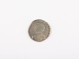 gros plan d'une pièce de monnaie sur une surface blanche avec un fond blanc