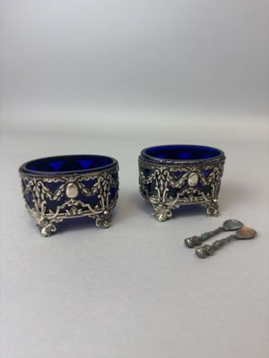 paire de bols en verre argenté et bleu, avec cuillères et repose-cuillères