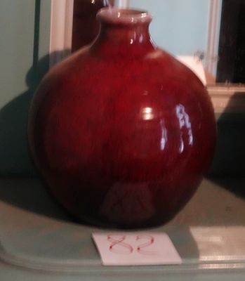VASE boule en faïence émaillée rouge et noir. - Photo 1
