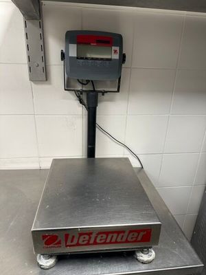 une photo d'une balance posée sur un plan de travail dans une cuisine