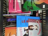 de nombreux livres qui se trouvent dans un panier posé sur la table