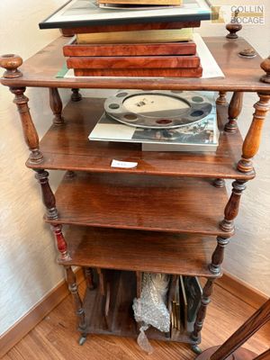 Chiffonnier en merisier et placage de loupe d'orme, style Di…