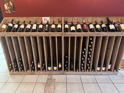 de nombreuses bouteilles de vin exposées dans un caviste