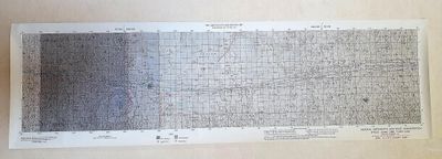 une photo en noir et blanc d'une feuille de papier posée sur une table