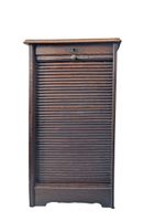 Meuble à rideau en bois patiné