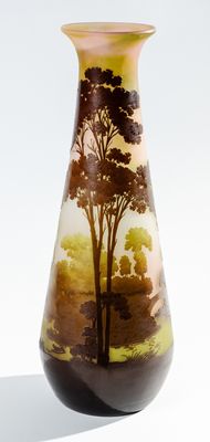 un vase avec un tableau posé sur une table