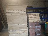 un tas de bois empilé sur une palette dans un entrepôt