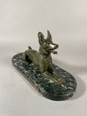 "Chien couché" Sujet en bronze patine verte. Il repose une t…