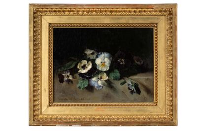 une image représentant un tableau de fleurs posées sur une table, dans un cadre doré